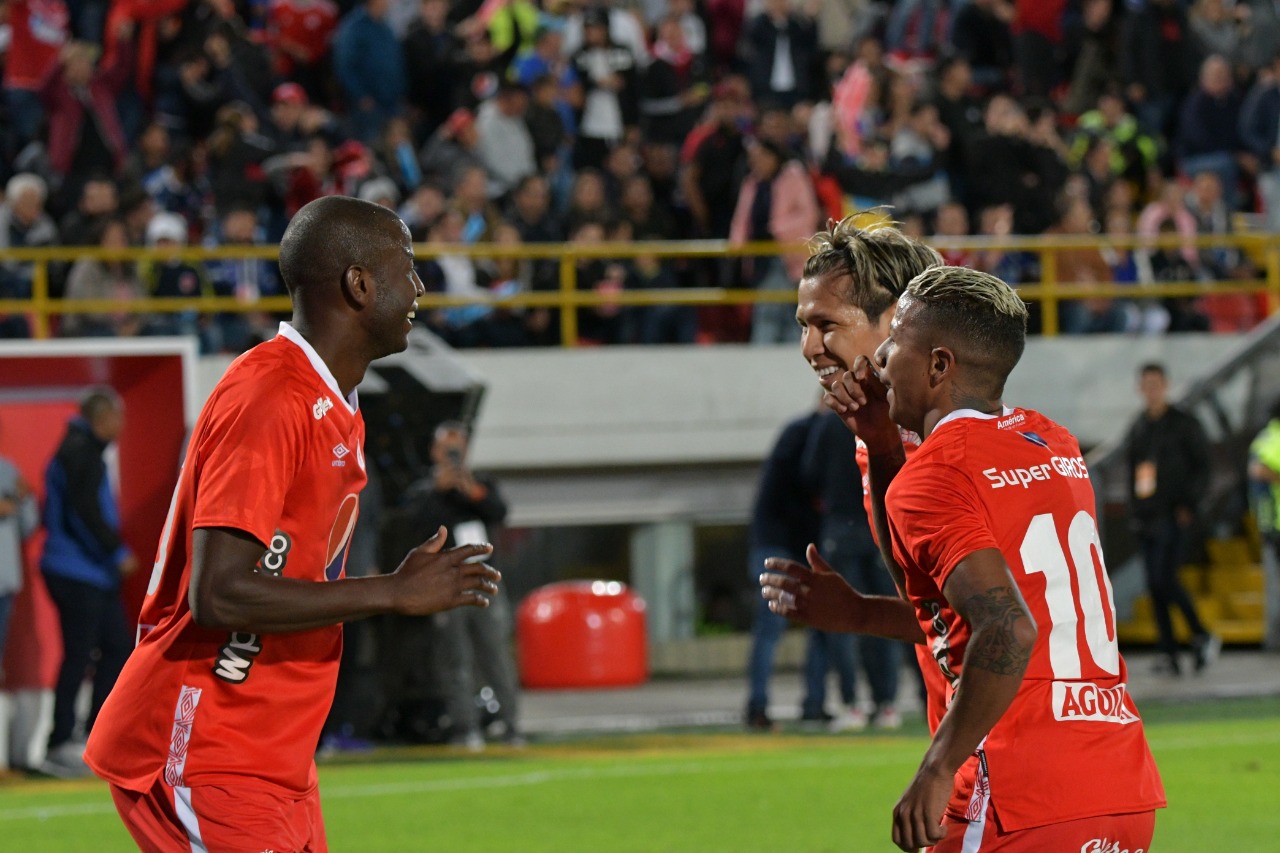 Adrián Ramos, Rafael Carrascal y Yesus Cabrera celebran un gol con América de Cali