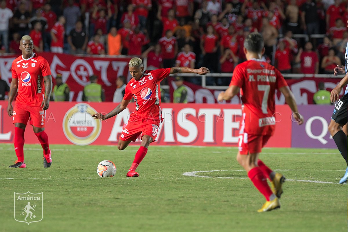 Yesus Cabrera del América de Cali se dispone a hacer un pase largo en el estadio Pascual Guerrero